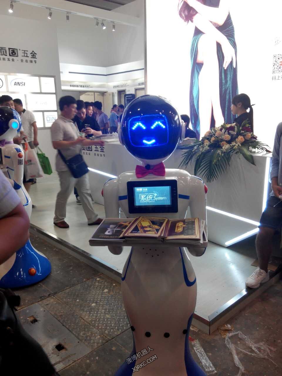 送餐機(jī)器人送外賣？快遞小哥做什么